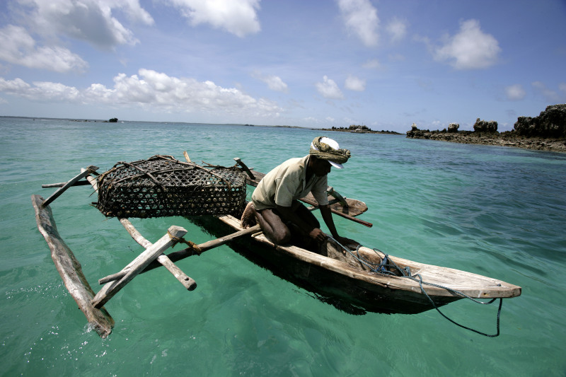 Mohamed Ahmed sets a basket traps in Mafia Island Marine Park. He is allowed to fish in the park because he uses sustainable methods and a traditional boat. © Brent Stirton / Getty Images / WWF-UK